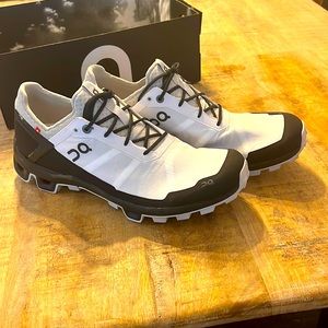 On Cloudventure Peak : Women’s Size 11 : [white / black]